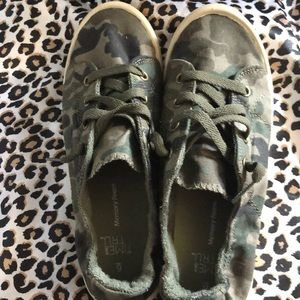 Time and tru camouflage flat sneakers euc sz 6